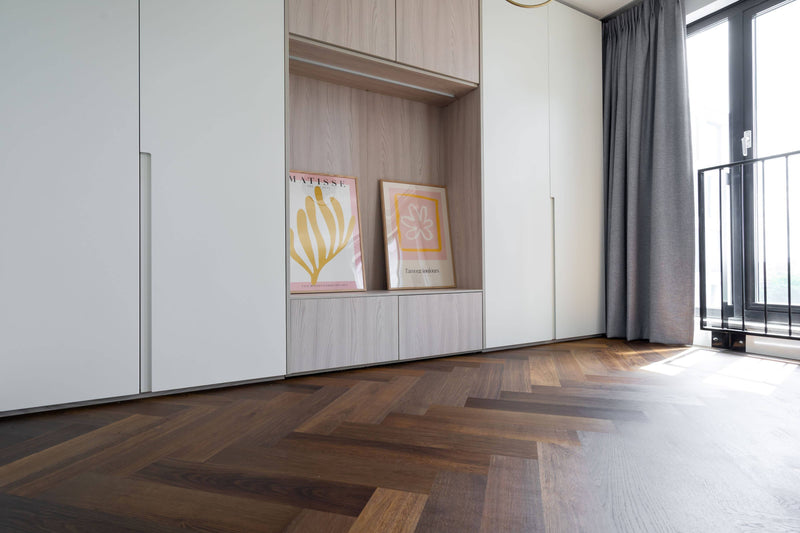 Visgraatvloer gerookt op vloerverwarming-Vloerenhuis Amsterdam-Slaapkamer-Gerookt visgraatvloer op vloerverwarming-OBLY