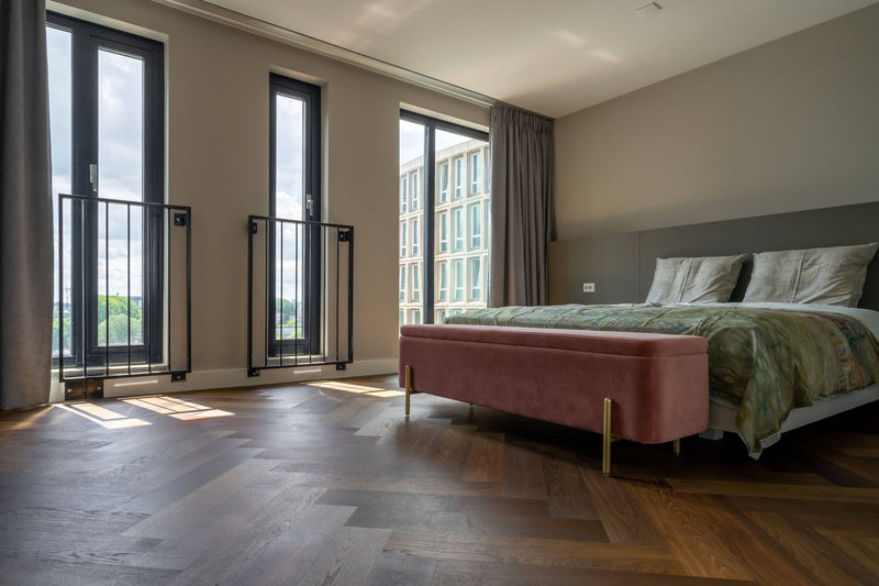 Visgraatvloer gerookt op vloerverwarming-Vloerenhuis Amsterdam-Slaapkamer-Gerookt visgraatvloer op vloerverwarming-OBLY