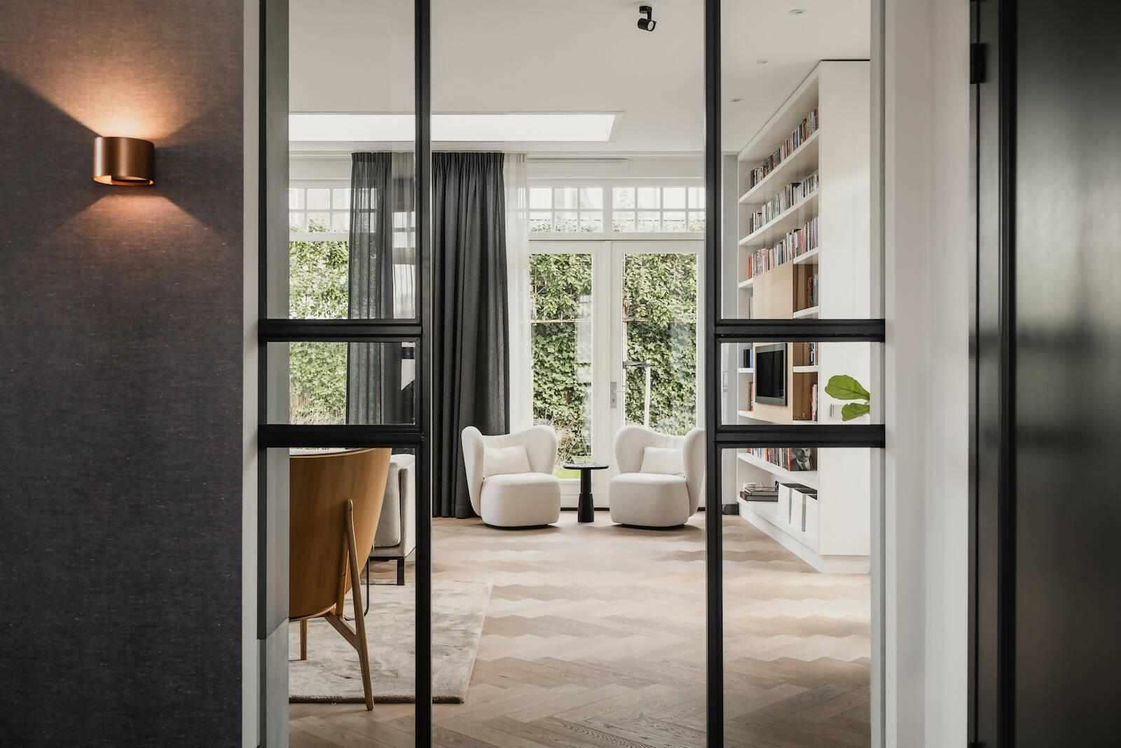 Warme en gezellige woning-Studio Lieke Sanders-donkere accenten,gezellige woning,leefkeuken,lichte kleuren,moderne keuken,sfeervolle inrichting,warm interieur,Woonkamer,woonkamer design-OBLY
