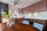 Warme functionele gezinskeuken-Huisvanbinnen-Farrow and Ball keuken,functionele woonkeuken,gezellige eetkeuken,keuken,luxe L keuken,maatwerk keukenontwerp,moderne gezinswoning,stijlvolle keukeninrichting,walnoten eettafel,warme gezinskeuken-Warme functionele gezinskeuken-OBLY