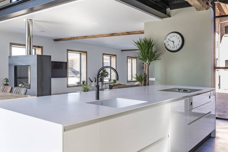 Wit Corian kookeiland-Cora Techniek-keuken-Wit Corian kookeiland in woonboerderi-OBLY