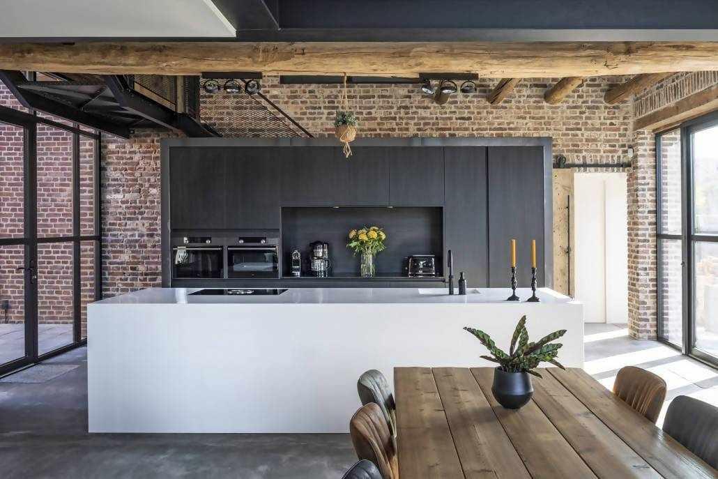 Wit Corian kookeiland-Cora Techniek-keuken,keuken met geïntegreerde inductiekookplaat,luxe keuken met kookeiland,maatwerk keuken inspiratie,minimalistische woonkeuken,moderne designkeuken,naadloos Corian werkblad,strakke witte keuken,wit Corian kookeiland-Wit Corian kookeiland in woonboerderi-OBLY