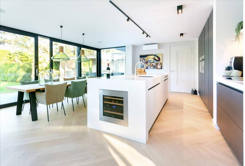 Wit corian werkblad met kookeiland-Cora Techniek-Keuken-Kookeiland met wit Corian werkblad-OBLY