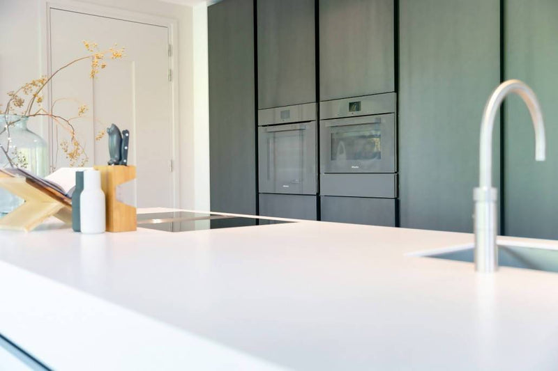 Wit corian werkblad met kookeiland-Cora Techniek-Keuken-Kookeiland met wit Corian werkblad-OBLY
