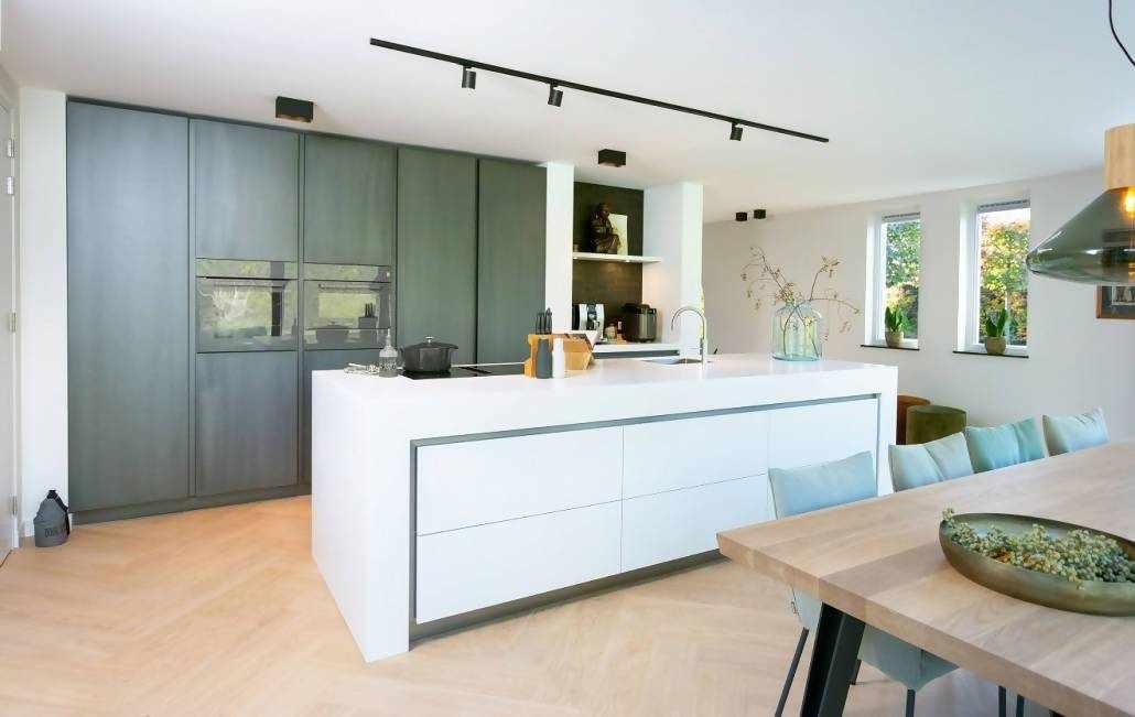 Wit corian werkblad met kookeiland-Cora Techniek-Keuken-Kookeiland met wit Corian werkblad-OBLY