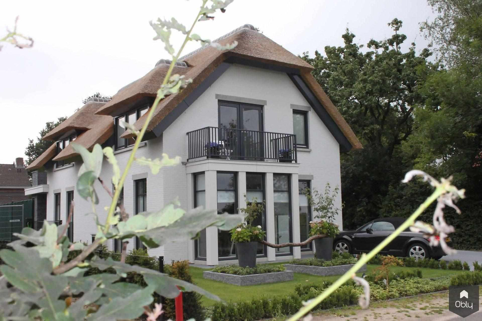 Wit landhuis met rieten dak | OBLY.com | OBLY, image size:1600x1067