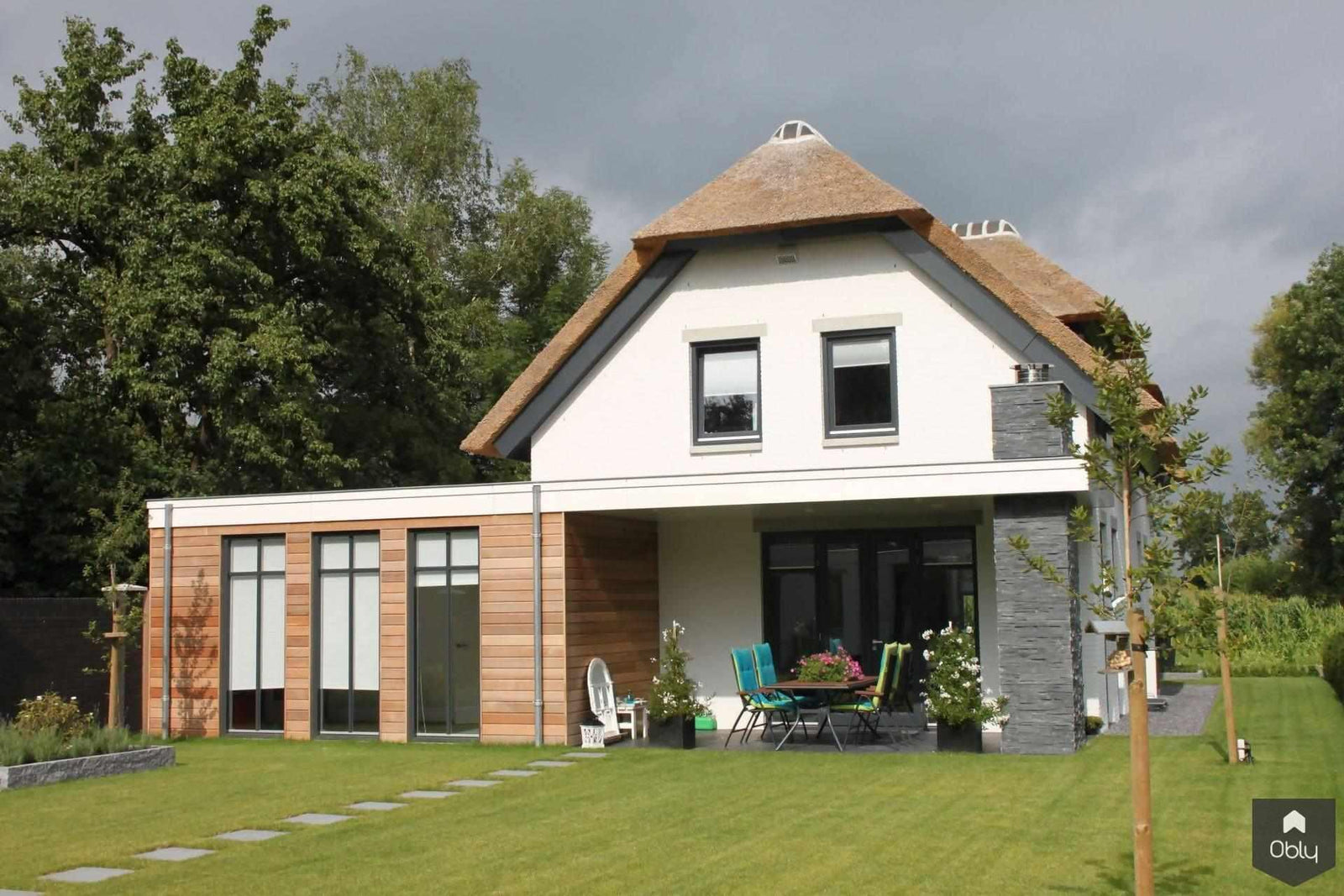 Wit landhuis met rieten dak | OBLY.com | OBLY, image size:1600x1067