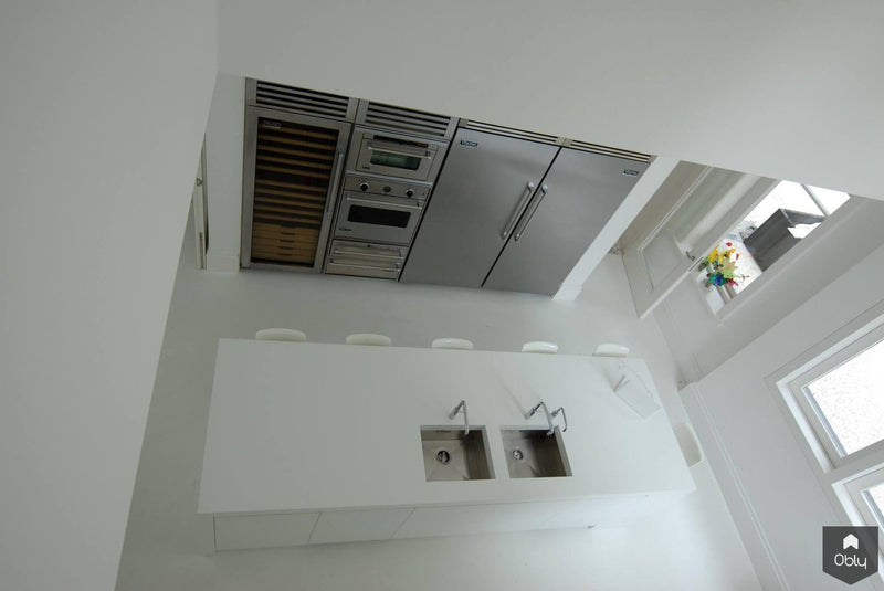 Witte Corian keuken met Viking apparatuur.-DBD Interiors-alle, Keuken-OBLY