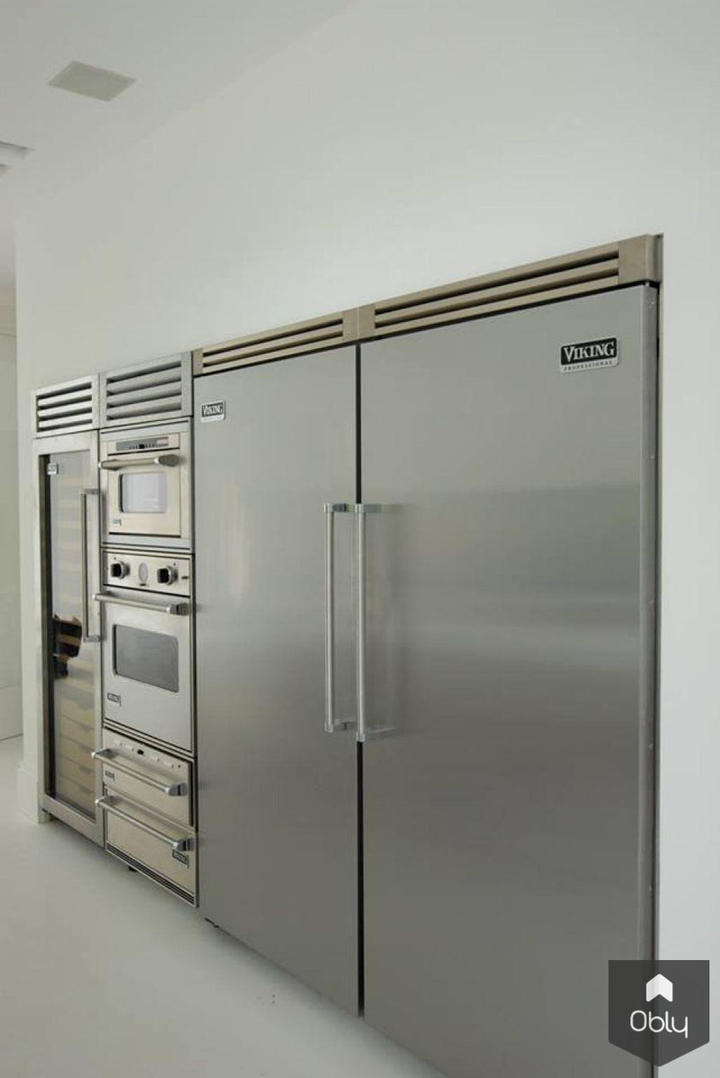 Witte Corian keuken met Viking apparatuur.-DBD Interiors-alle, Keuken-OBLY
