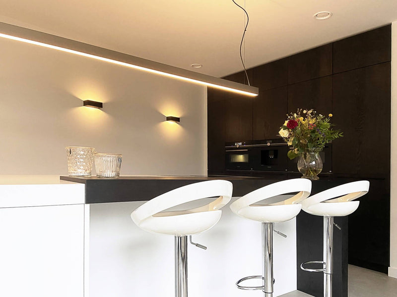 Witte keuken met warm houtfineer-Keukenarchitectuur Midden Brabant-Keuken-OBLY