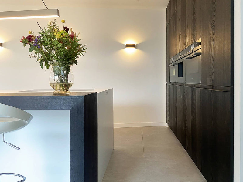Witte keuken met warm houtfineer-Keukenarchitectuur Midden Brabant-Keuken-OBLY