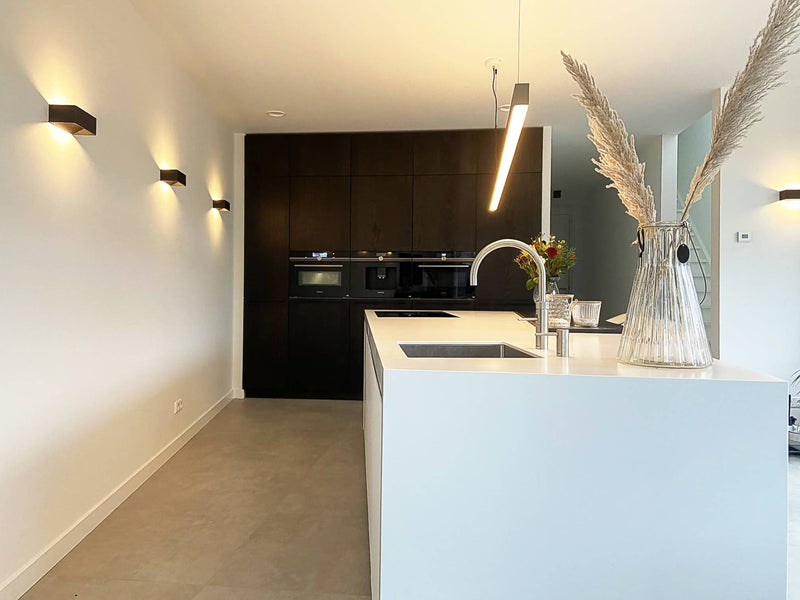 Witte keuken met warm houtfineer-Keukenarchitectuur Midden Brabant-Keuken-OBLY