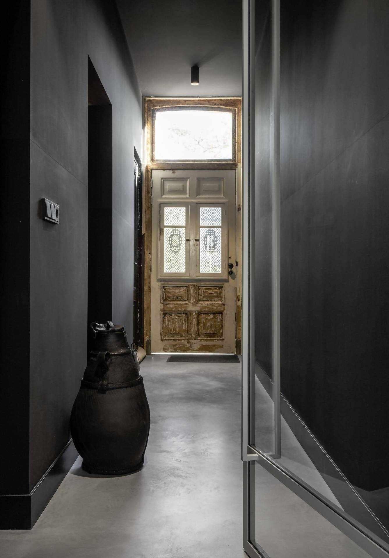 Woonbeton vloer renovatie-Willem Designvloeren B.V.-Entree / Hal / Trap,gevlinderde woonbeton vloer,grijstinten vloer,jaren 1900 woning,modern klassiek interieur,naadloze vloer,onderhoudsvriendelijke vloer,renovatie woning,strakke afwerking,woonbeton-Woonbeton vloer renovatie-OBLY