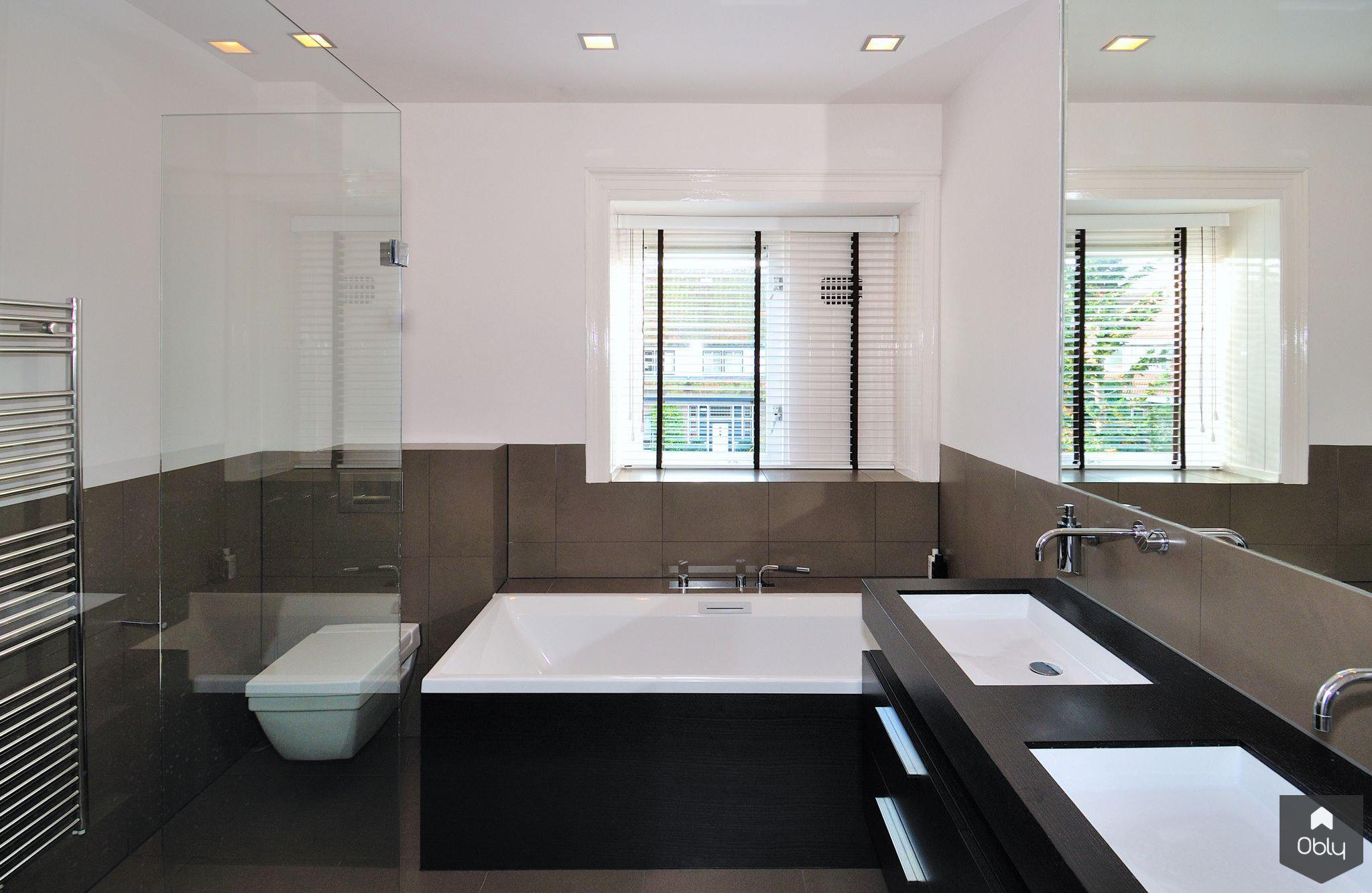 Woonhuis Bussum-Maxim Winkelaar Architects-alle,Badkamer,dubbele wastafel,licht interieur,moderne badkamer,renovatie,strakke afwerking,uitbouw-OBLY