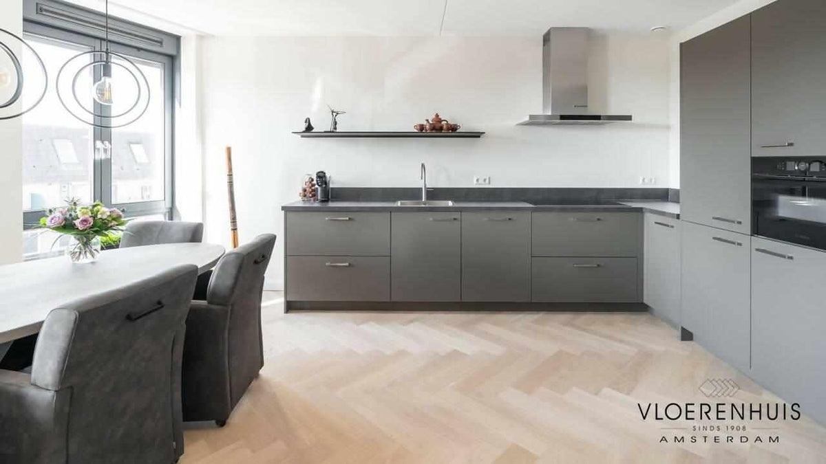 Woonkamer met visgraat vloer-Vloerenhuis Amsterdam-woonkamer-OBLY