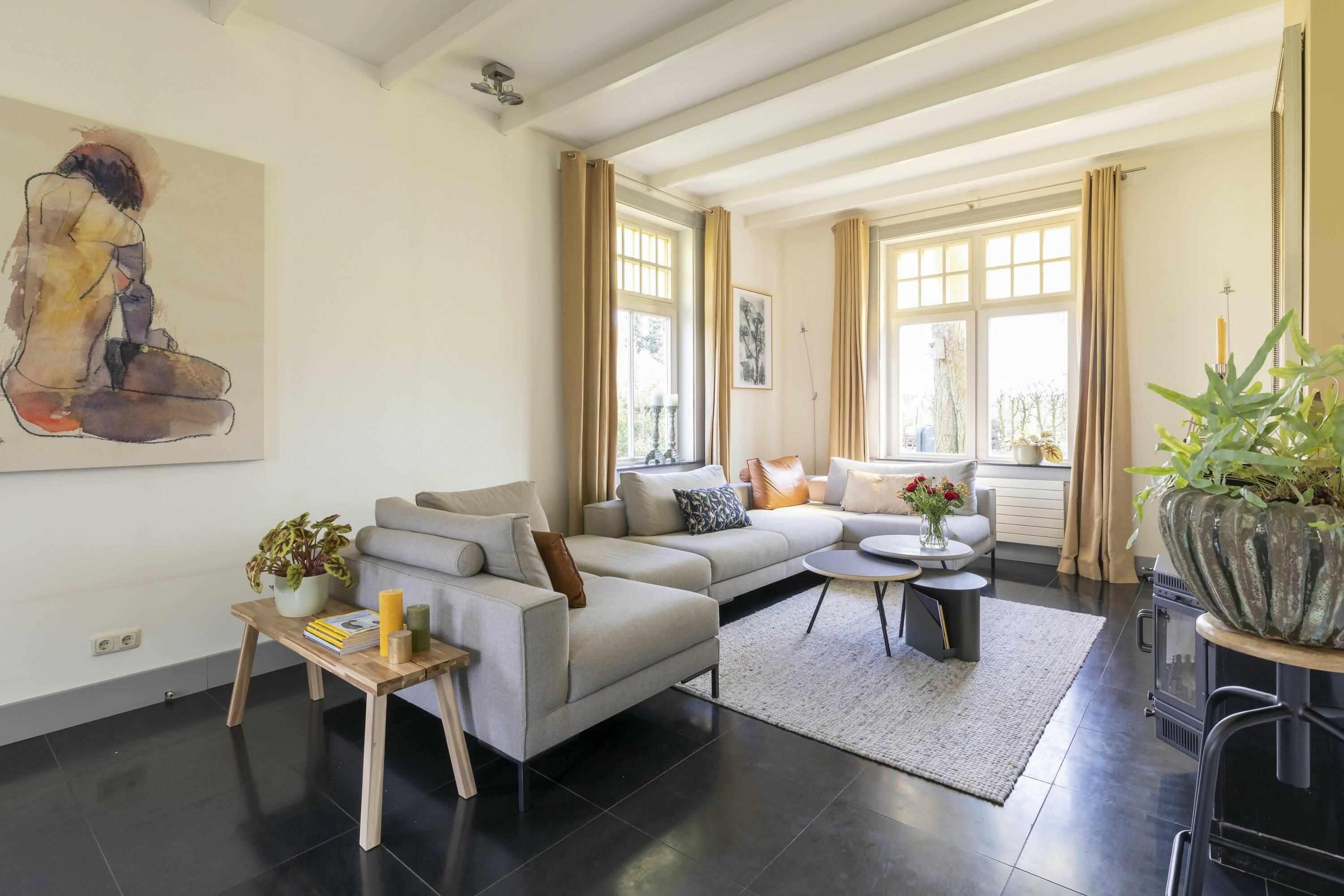 Woonkamer met warme kleuren-Pleun Interiors-beige woonkamer,klassieke woonkamer,lichte woonkamer,luxe woonkamer inrichting,natuurlijke tinten interieur,sfeervolle woonkamer,stijlvolle woonruimte,tijdloos interieur,warm interieur,woonkamer,woonkamer met warme kleuren-OBLY