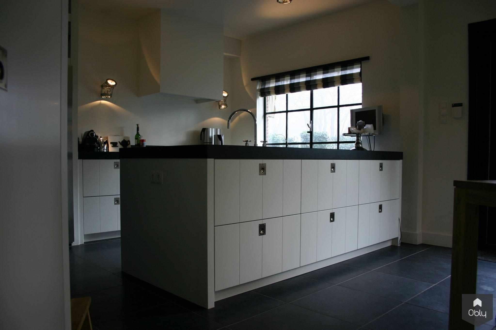 Woonkeuken met kookeiland modern-Suzanne-Holtz-Studio-alle,design keuken,Keuken,keuken inspiratie modern,moderne keuken op maat,moderne woonkeuken,open keuken wonen,witte keuken inspiratie-OBLY