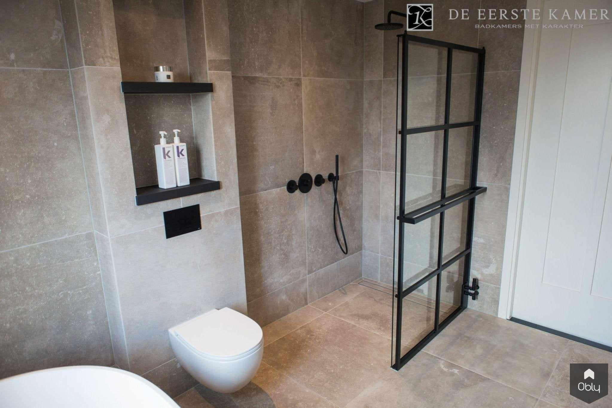 Zwarte accenten in de badkamer-De Eerste Kamer-alle,Badkamer,badkamer zwart wit,badkamermeubel op maat,dubbele wastafel badkamer,industriële badkamer,inloopdouche glaswand,luxe badkamer design,moderne badkamer,vrijstaand bad badkamer,zwarte accenten badkamer-OBLY