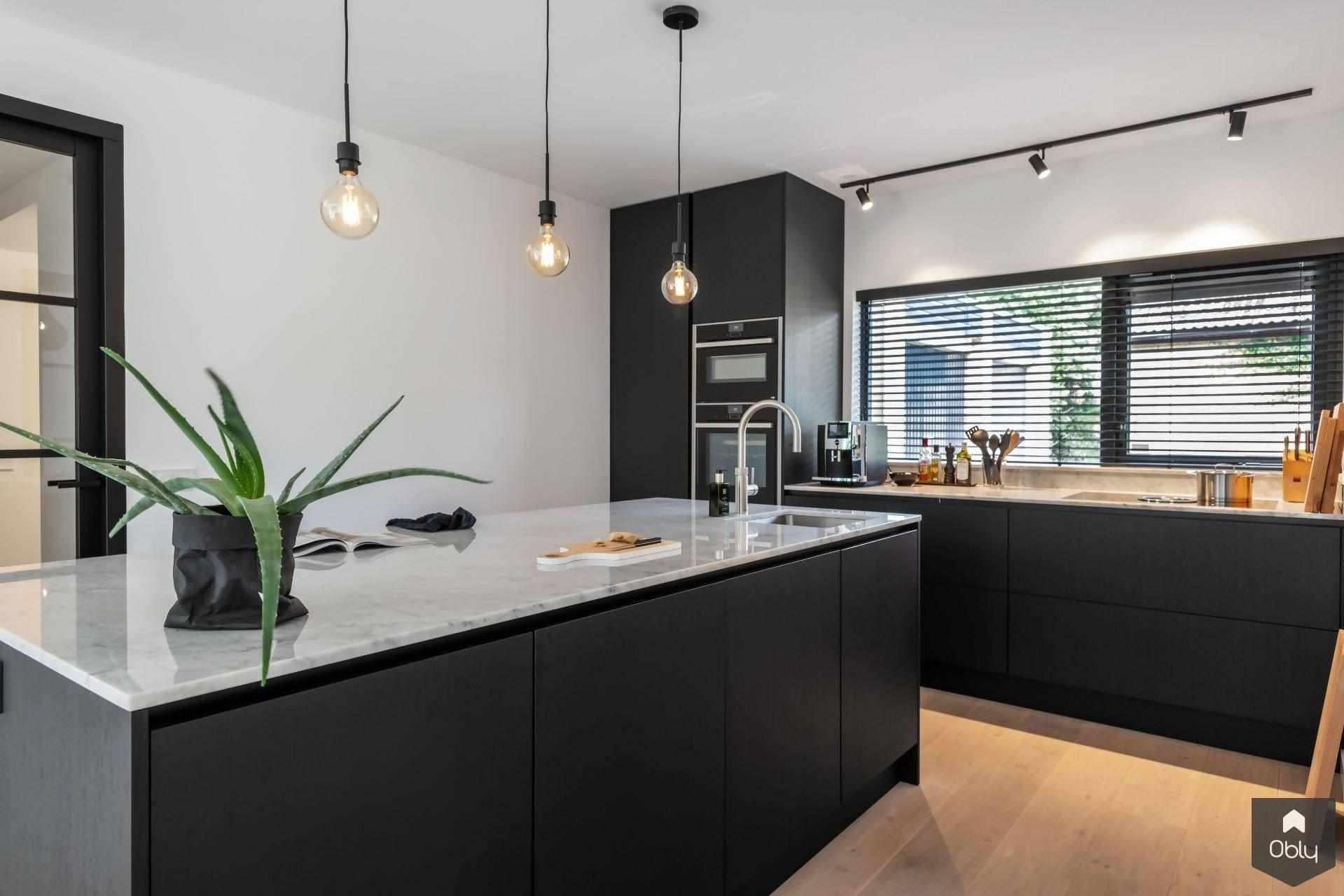 Zwarte keuken met marmeren blad-Keukenstudio Stormink-alle,Keuken-Zwarte keuken met marmeren blad | OBLY.com-OBLY