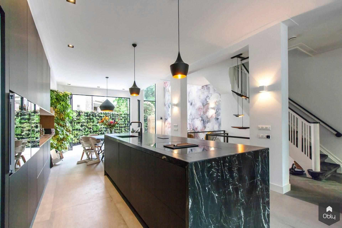 Zwarte leefkeuken met vide in jaren 30 woning-Jaren 30 architect-alle,Eetkamer,Exterieur,Keuken,Tuinen,Woonkamer-Zwarte leefkeuken met vide in jaren 30 woning | OBLY.com-OBLY