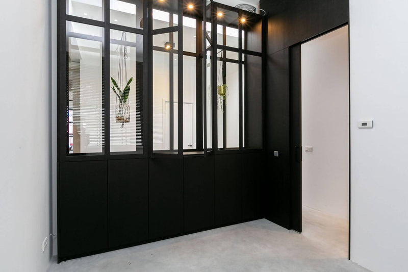 Zwarte roomdivider met opbergruimte in loft-Berka Interieurbouw en Meubelmakerij-alle,Woonkamer-Zwarte roomdivider met opbergruimte in loft | OBLY.com-OBLY