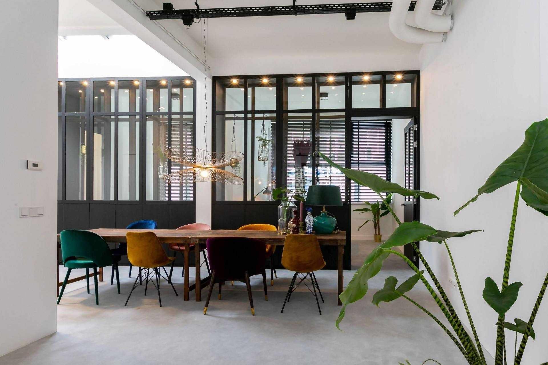 Zwarte roomdivider met opbergruimte in loft-Berka Interieurbouw en Meubelmakerij-alle,Woonkamer-Zwarte roomdivider met opbergruimte in loft | OBLY.com-OBLY