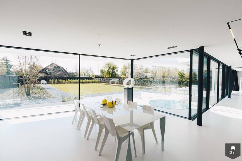 Zwarte schuifpui bij moderne villa-KELLER minimal windows® by Kumasol-alle,Exterieur vrijstaand,Vrijstaand-Zwarte schuifpui bij moderne villa | OBLY.com-OBLY