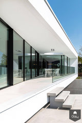 Zwarte schuifpui bij moderne villa-KELLER minimal windows® by Kumasol-alle,Exterieur vrijstaand,Vrijstaand-Zwarte schuifpui bij moderne villa | OBLY.com-OBLY