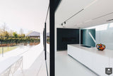 Zwarte schuifpui bij moderne villa-KELLER minimal windows® by Kumasol-alle,Exterieur vrijstaand,Vrijstaand-Zwarte schuifpui bij moderne villa | OBLY.com-OBLY