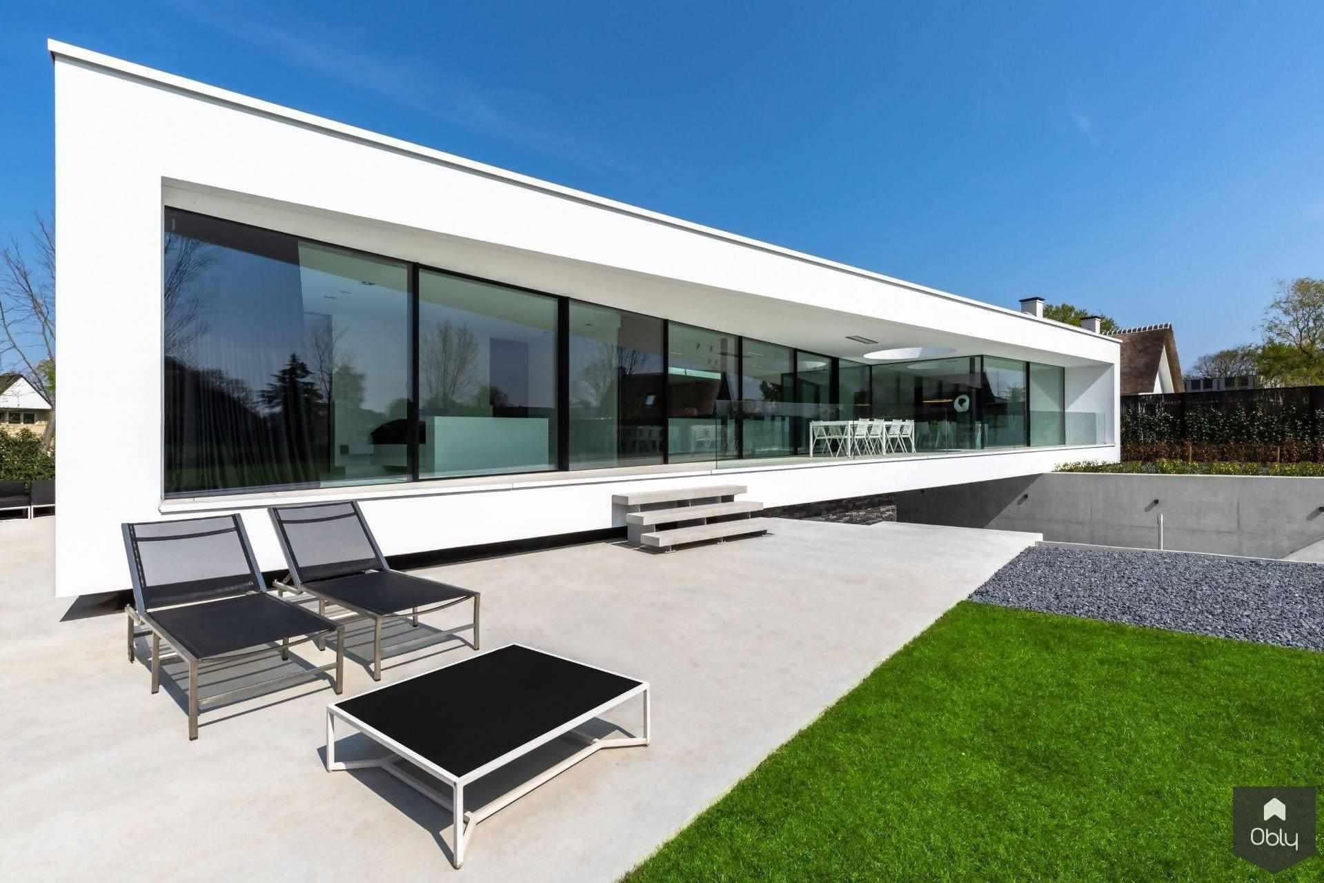 Zwarte schuifpui bij moderne villa-KELLER minimal windows® by Kumasol-alle,aluminium schuifpui,design schuifpui,Exterieur vrijstaand,grote glaspartijen,luxe woning buitenzijde,minimalistische architectuur,moderne villa exterieur,strakke gevel,Vrijstaand,zwarte schuifpui-Zwarte schuifpui bij moderne villa | OBLY.com-OBLY