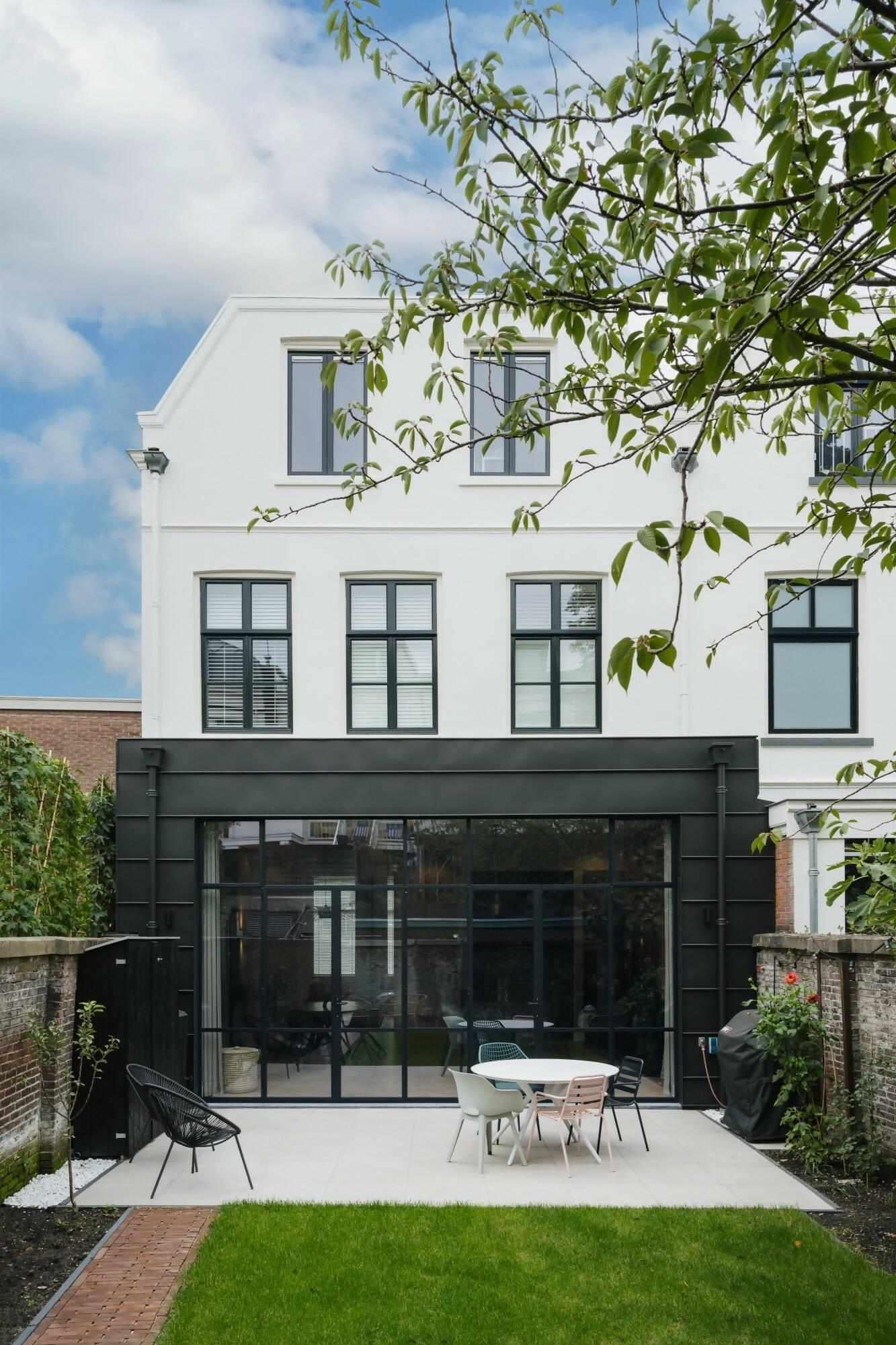Zwarte uitbouw aan klassieke woning-Jaren 30 architect-Aanbouw / uitbouw,aanbouw klassieke woning,architectuur aanbouw,moderne renovatie woning,moderne uitbouw woning,uitbouw achterzijde woning,woning uitbreiding met glas,zwarte aanbouw woning-OBLY