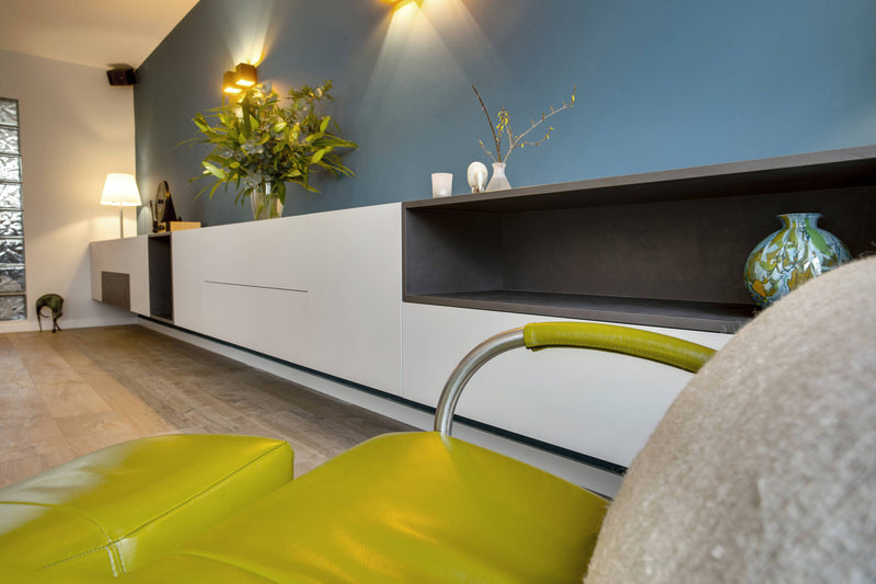 Zwevend dressoir op maat-Paul Theuws Interieur-woonkamer-Zwevend dressoir op maat met vakken-OBLY