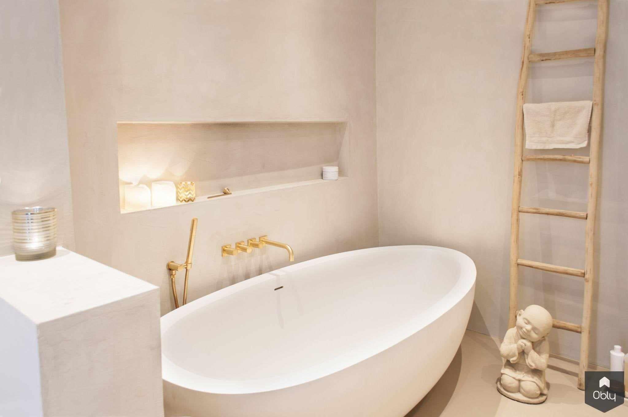 badkamer zandkleur gietvloer-Ijzersterk Interieurontwerp-alle,Badkamer,Gietvloer,Messing kranen,Minimalistische badkamer,Warme badkamer,Zandkleur interieur-OBLY