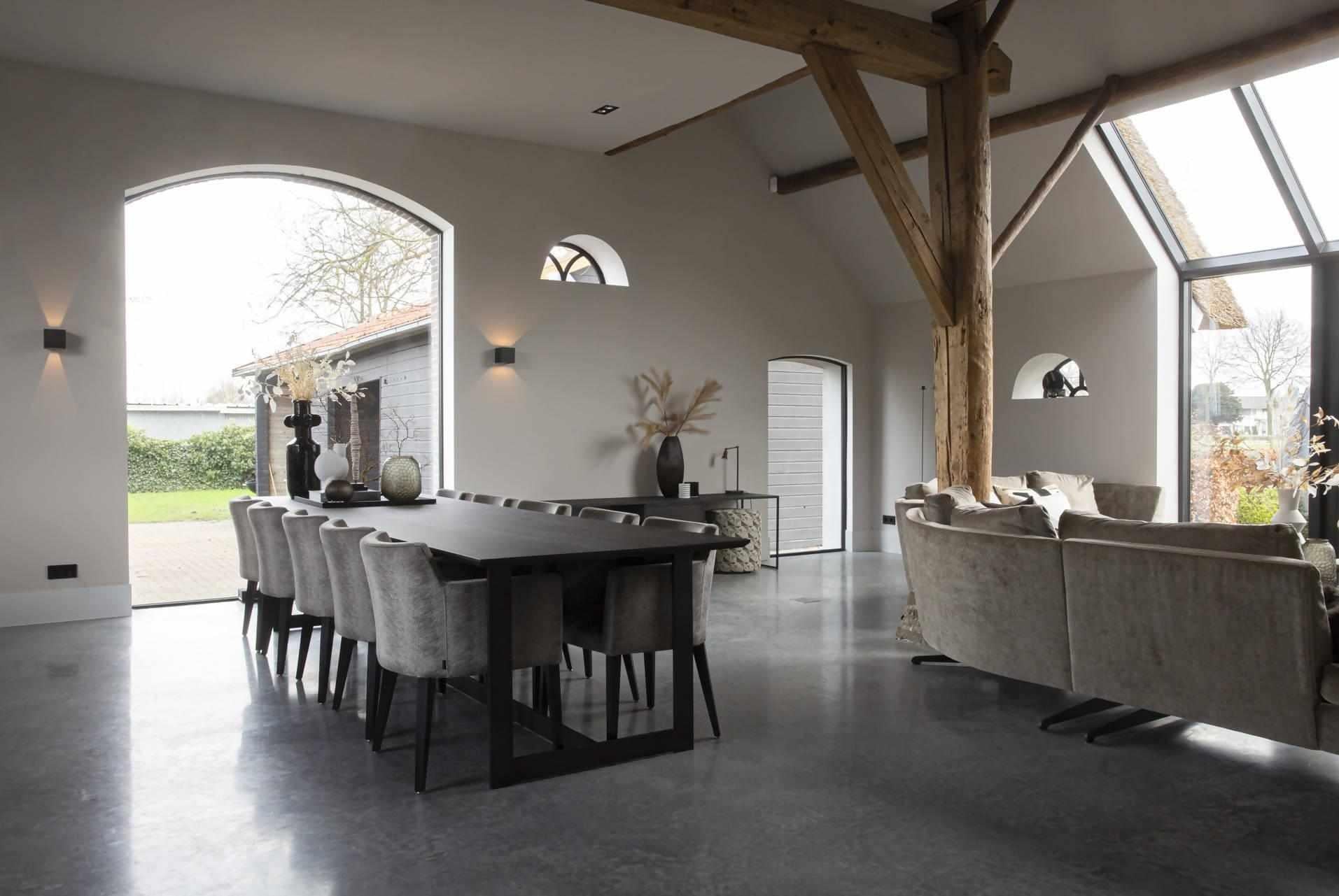 betonvloer in woonboerderij-Willem Designvloeren-betonlook vloer,betonvloer woonboerderij,gevlinderde betonvloer,industriële vloer,landelijke betonvloer,moderne vloerafwerking,naadloze vloer,onderhoudsvriendelijke vloer,robuuste vloer,woonbeton vloer,Woonkamer-Betonvloer in woonboerderij-OBLY