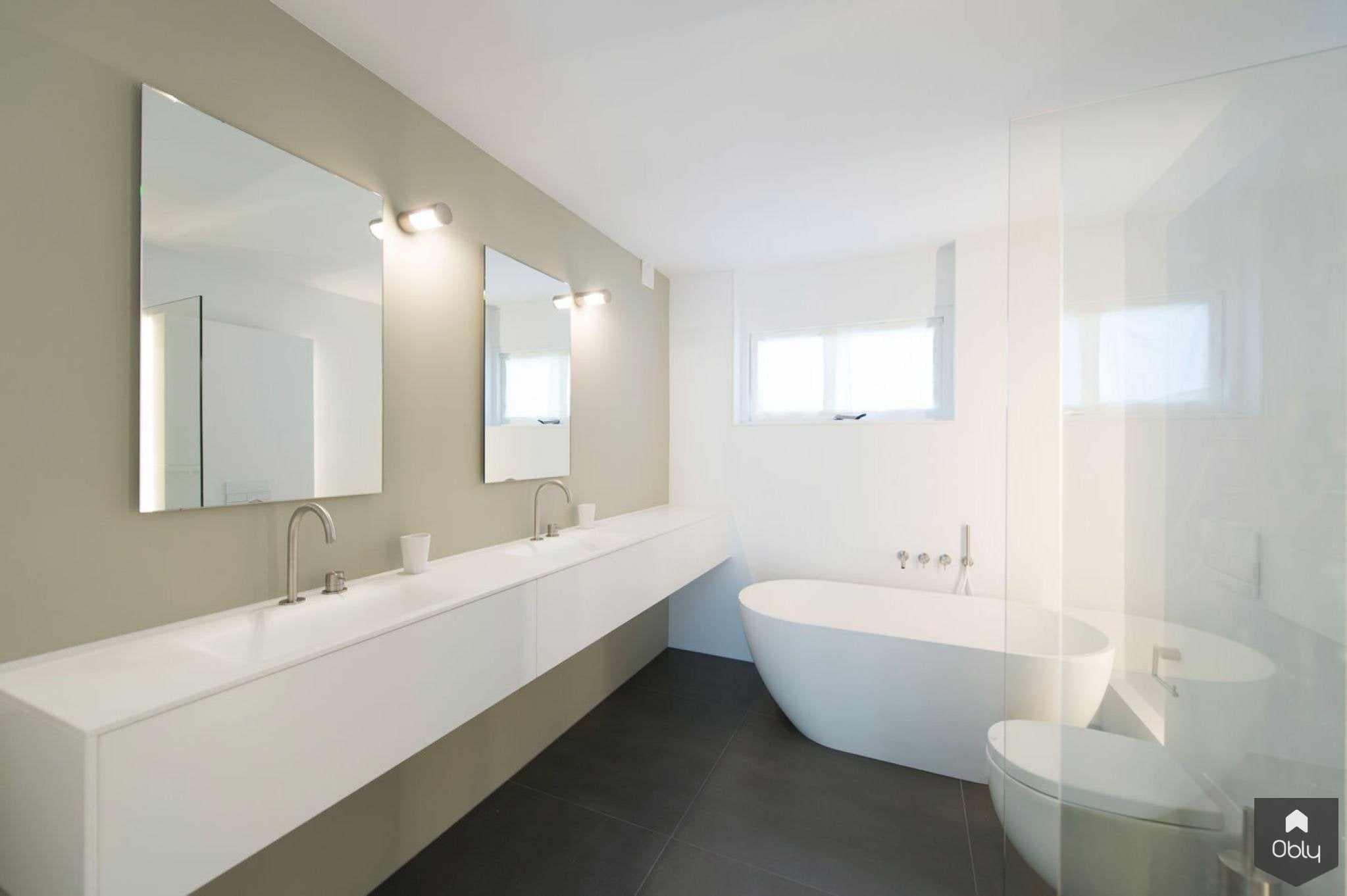 een minimalistisch Speelparadijs-Fors design badkamers-alle,Badkamer,badkamer met geïntegreerde wastafel,badkamer met inloopdouche glas,badkamer met veel opbergruimte,compacte badkamer met bad,kindvriendelijke badkamer ontwerp,lichte minimalistische badkamer,minimalistische badkamer gezin,moderne familie badkamer,onderhoudsvriendelijke badkamer-OBLY
