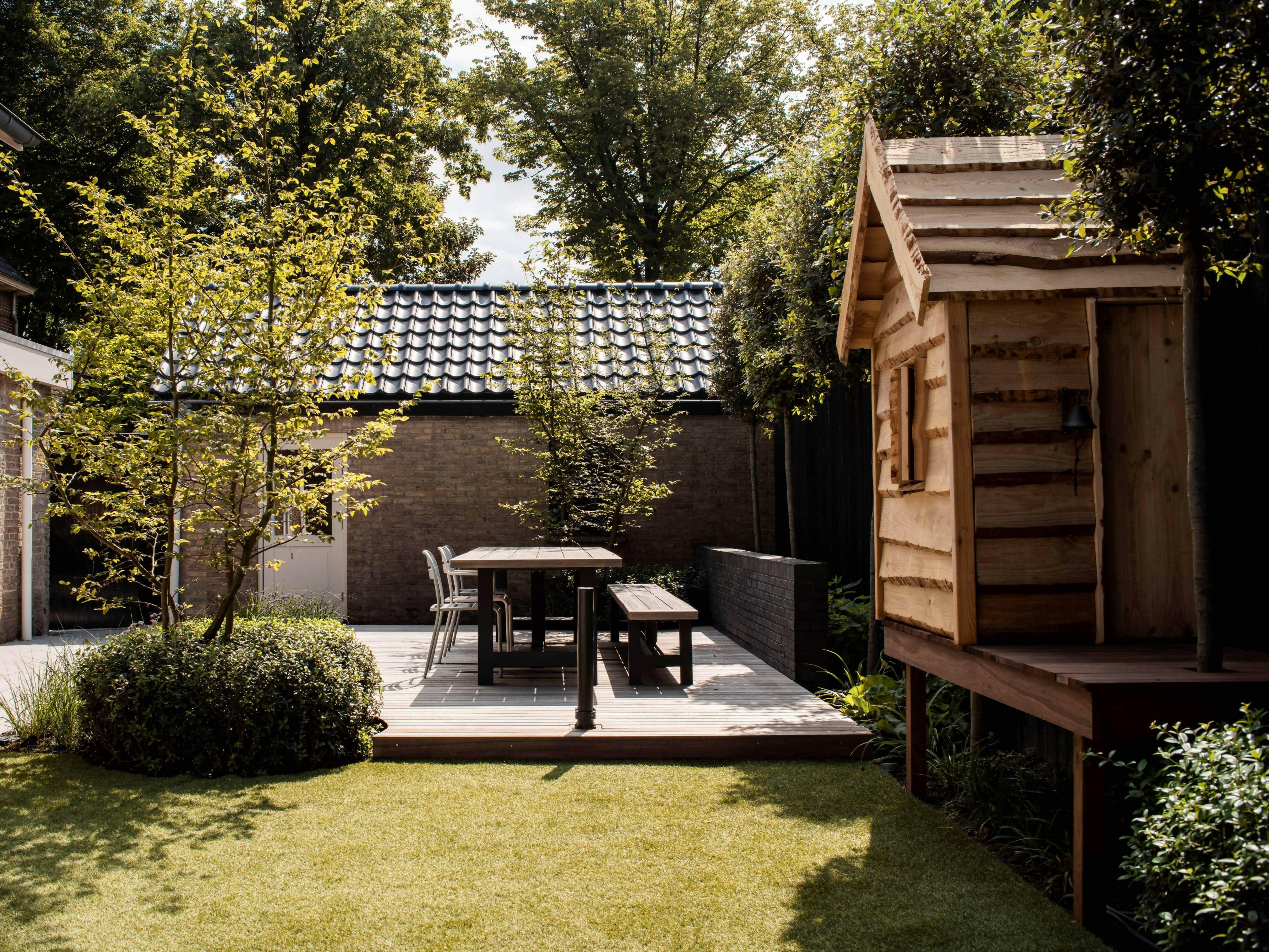 groene patiotuin-Molengraaf Tuinen-groenetuin,houtenberging,modernebuitenruimte,patiotuin,sfeervolletuin,stadstuininspiratie,tuin,tuinbeplanting-groene patiotuin-OBLY