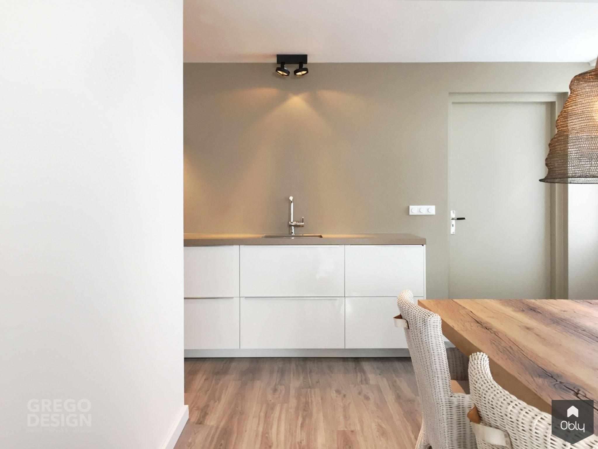 interieurontwerp zomers woonhuis in Domburg-Grego Design Studio-alle,Keuken,lichte woonkeuken,maatwerk interieurdesign,maatwerk kustinterieur,moderne keuken aan zee,stijlvolle kustwoning,wit zand grijs interieur,Zeeuwse woonstijl,zomers woonhuis Domburg-OBLY