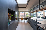 Keuken met geïntegreerde tafel en blauwstaal-Dosis Keuken & Interieur-alle, Keuken-OBLY