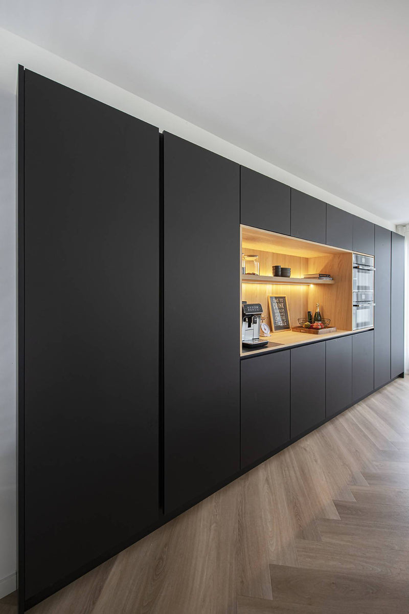 Keuken met mat zwarte hoge kastenwand-Ergoform-alle, Keuken, Woonkamer- Keuken met mat zwarte hoge kastenwand -OBLY
