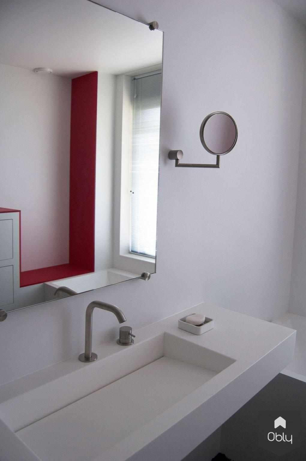 modern met een Cranberry tint-Fors design badkamers-alle,Badkamer,badkamer met inloopdouche tegels,badkamer met maatwerk meubel,badkamer met rode accenten,compacte moderne badkamer,design badkamer strak wit,kleine badkamer modern design,minimalistische badkamer met kleur,moderne badkamer met kleuraccent,strakke badkamer met contrast-OBLY