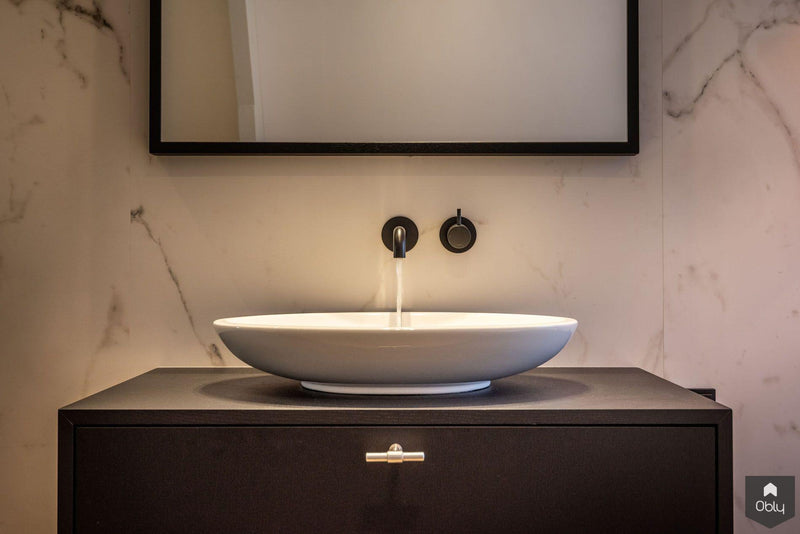 Moderne badkamer met zwarte details en visgraat vloer-Kroekenstoel Excellence Design-alle, Badkamer-OBLY
