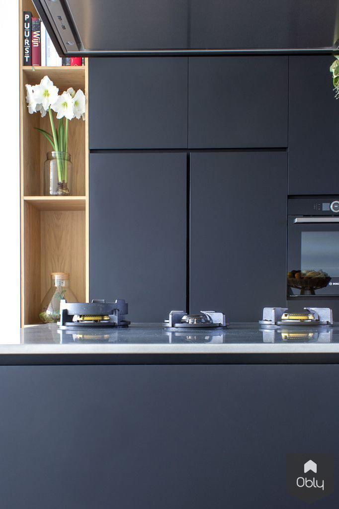 Moderne keuken van mat zwart en houten elementen-Robert Tediek Keukens & Interieur-alle, Keuken-OBLY