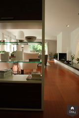 Moderne maatwerk opbergkast en room divider van hout met glazen plankjes-Verstappen Interiors | House of JAB-alle, Woonkamer-OBLY
