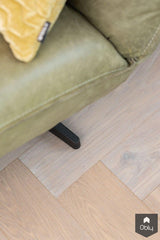 Visgraat vloer met vloerverwarming in licht appartement-The Woodstore-alle, Woonkamer-OBLY
