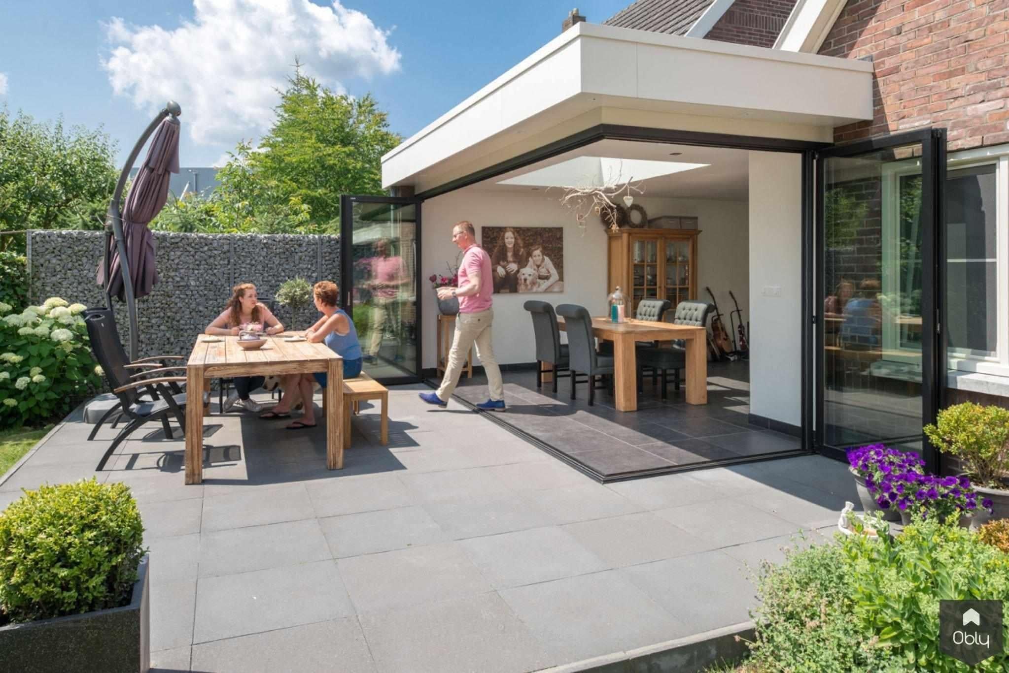 vouwwanden in uitbouw-Solarlux Nederland BV-Aanbouw,aluminium vouwwanden,binnen buiten wonen,glazen pui,glazen vouwwanden,leefruimte uitbreiding,moderne aanbouw,open hoek woning,vouwwanden aanbouw,woning met glas,woning uitbouw-OBLY