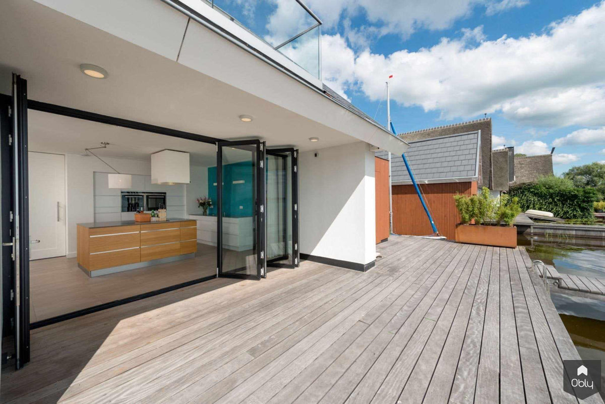 vouwwanden woning Loosdrechtse plassen-Solarlux Nederland BV-Aanbouw,alle,aluminium vouwwanden,binnen buiten wonen,glazen pui,glazen vouwwanden,moderne woning,open leefruimte,vouwwanden keuken,vouwwanden woning,woning aan water,woning met glas-OBLY