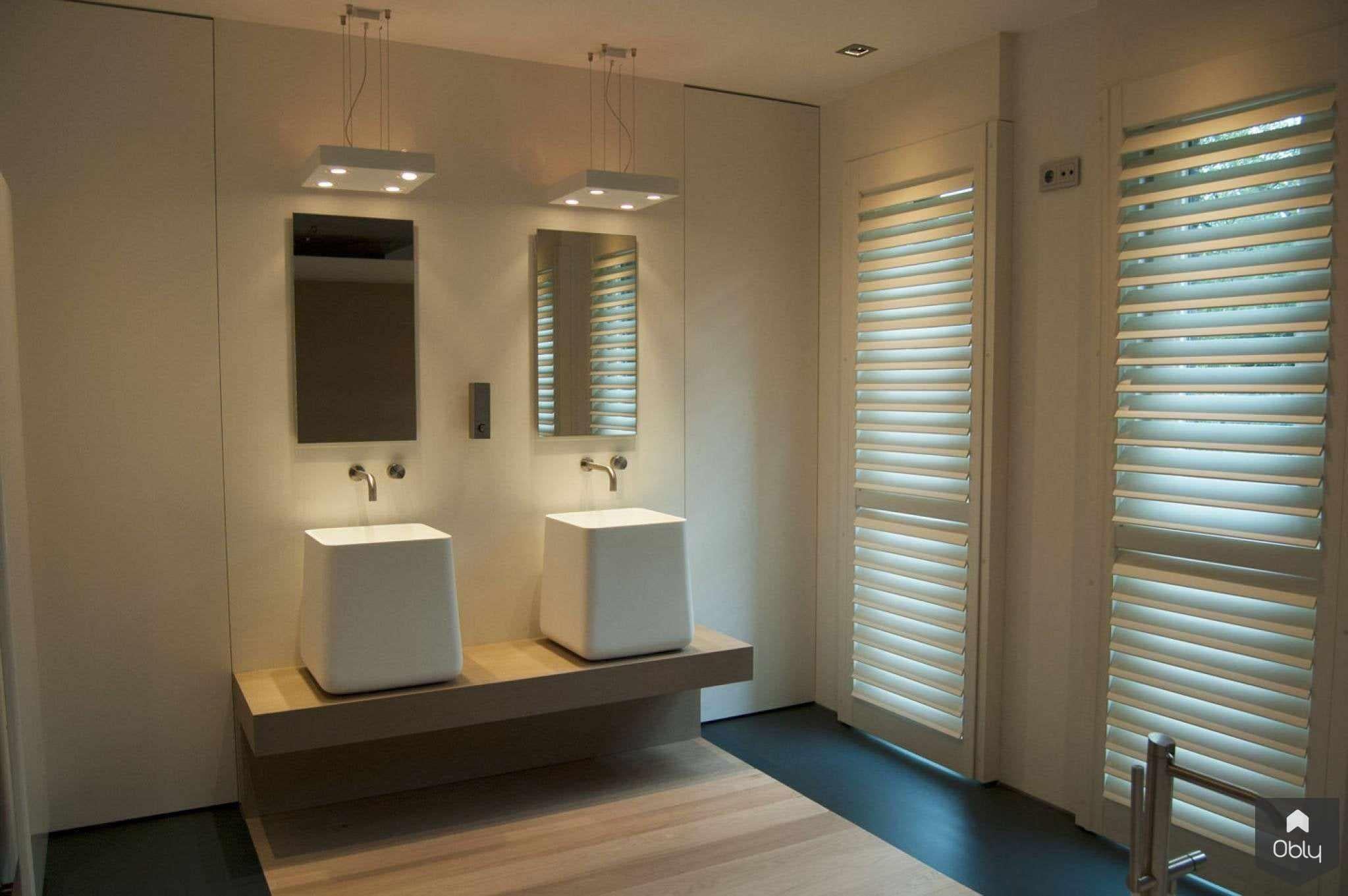 warme Romantische sfeer-Fors design badkamers-alle,Badkamer,badkamer met hout en warme tinten,badkamer met natuurlijke materialen,badkamer met zachte kleuren,luxe badkamer met vrijstaand bad,moderne badkamer met houtlook,ontspannende wellness badkamer,romantische badkamer inrichting,sfeervolle badkamer verlichting,warme badkamer sfeer-OBLY