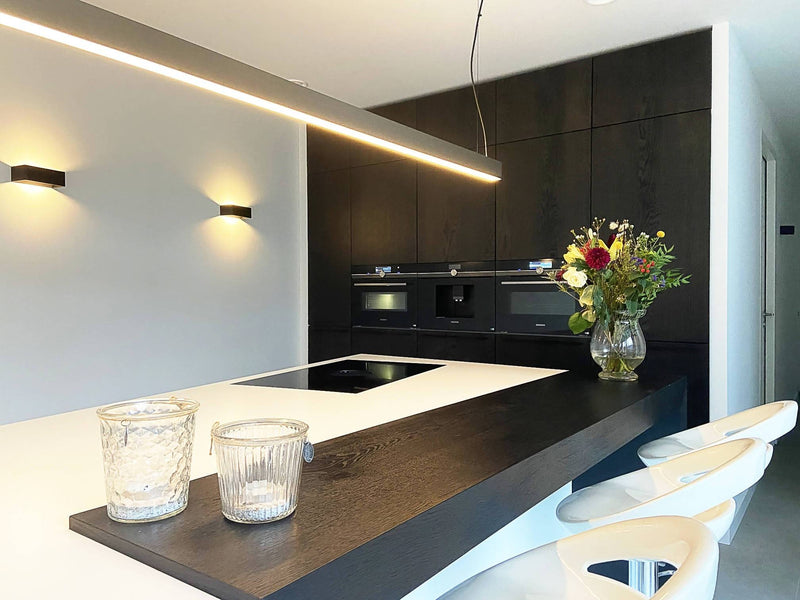 Witte keuken met warm houtfineer-Keukenarchitectuur Midden Brabant-Keuken-OBLY